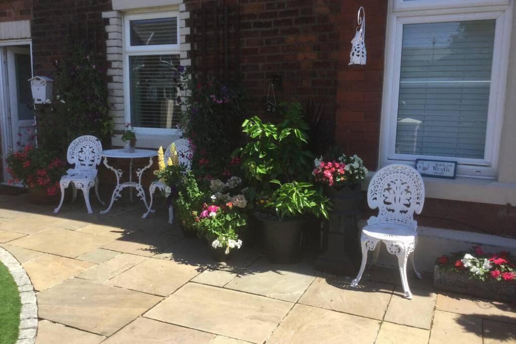 Leafy Lytham Central Lovely Ground Floor 1 Bedroom Apartment With Private Garden In Lytham Dog Friendly Lytham St Annes Dış mekan fotoğraf